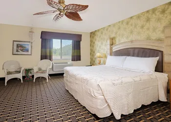Super 8 by Wyndham Cloquet hotel thumbnail 7