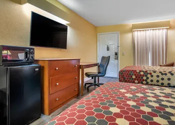 Econo Lodge Tupelo Barnes Crossing hotel thumbnail 8