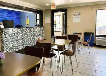 Super 8 by Wyndham Vincennes hotel thumbnail 2