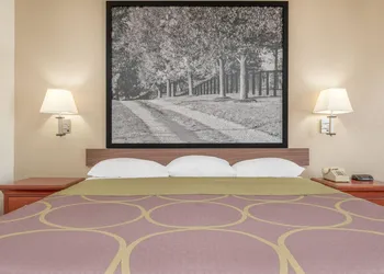 Super 8 by Wyndham Vincennes hotel thumbnail 5