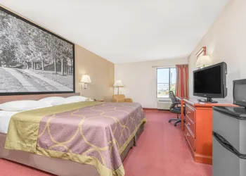 Super 8 by Wyndham Vincennes hotel thumbnail 8