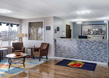 Super 8 by Wyndham Owatonna hotel thumbnail 4