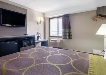 Super 8 by Wyndham Owatonna hotel thumbnail 6