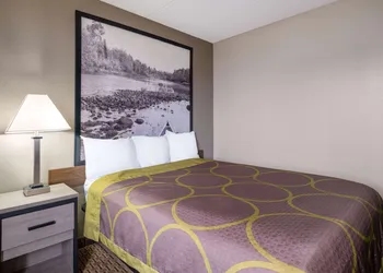 Super 8 by Wyndham Owatonna hotel thumbnail 7