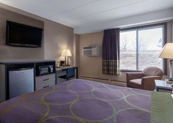 Super 8 by Wyndham Owatonna hotel thumbnail 8