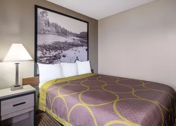 Super 8 by Wyndham Owatonna hotel thumbnail 7