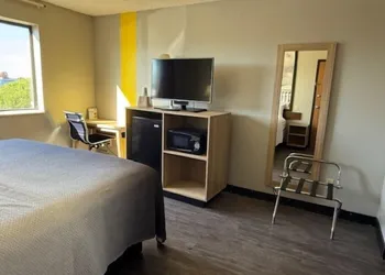 Super 8 by Wyndham Smithville/Kansas City hotel thumbnail 5