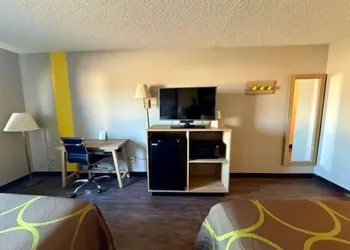 Super 8 by Wyndham Smithville/Kansas City hotel thumbnail 6