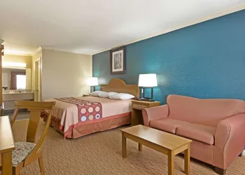 Super 8 by Wyndham Covington hotel thumbnail 5