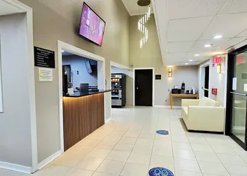 Super 8 by Wyndham Champaign hotel thumbnail 2