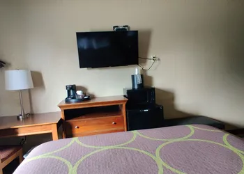 Super 8 by Wyndham Champaign hotel thumbnail 3