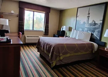 Super 8 by Wyndham Champaign hotel thumbnail 4