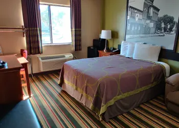 Super 8 by Wyndham Champaign hotel thumbnail 6