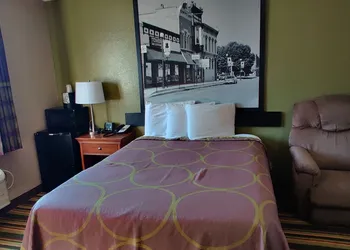Super 8 by Wyndham Champaign hotel thumbnail 8