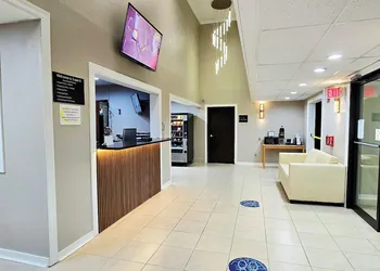 Super 8 by Wyndham Champaign hotel thumbnail 2