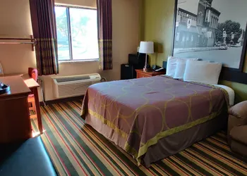 Super 8 by Wyndham Champaign hotel thumbnail 6