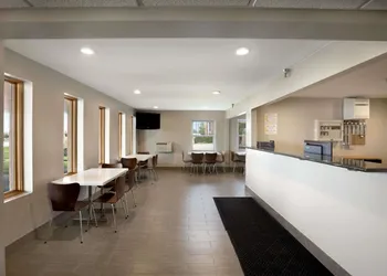 Super 8 by Wyndham Tuscola hotel thumbnail 2