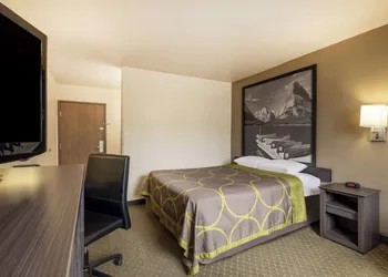 Super 8 by Wyndham Butte MT hotel thumbnail 6
