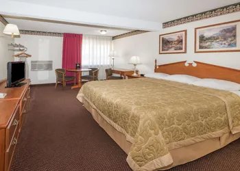 Super 8 by Wyndham Laramie hotel thumbnail 8