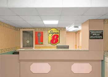 Super 8 by Wyndham Wapakoneta hotel thumbnail 2