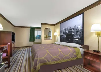 Super 8 by Wyndham Wapakoneta hotel thumbnail 5