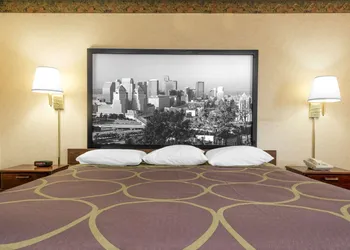 Super 8 by Wyndham Wapakoneta hotel thumbnail 6