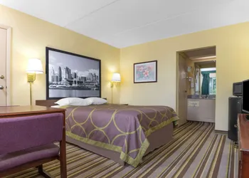 Super 8 by Wyndham Wapakoneta hotel thumbnail 8