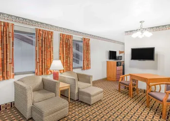 Super 8 by Wyndham Grants Pass hotel thumbnail 5
