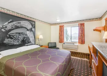 Super 8 by Wyndham Grants Pass hotel thumbnail 8