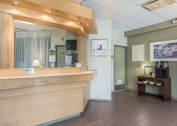 Quality Hotel & Suites hotel thumbnail 2