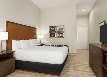 La Quinta Inn & Suites by Wyndham Brownsville North hotel thumbnail 6