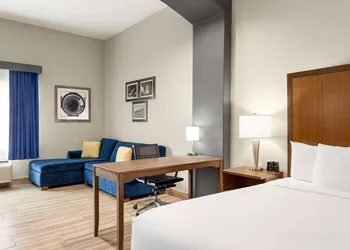 La Quinta Inn & Suites by Wyndham Brownsville North hotel thumbnail 8