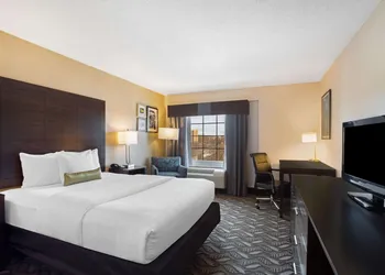 La Quinta Inn & Suites by Wyndham Springfield MA hotel thumbnail 4