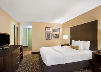 La Quinta Inn & Suites by Wyndham Springfield MA hotel thumbnail 5