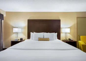 La Quinta Inn & Suites by Wyndham Springfield MA hotel thumbnail 6
