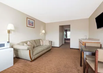 Howard Johnson by Wyndham Springfield hotel thumbnail 5
