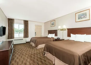 Howard Johnson by Wyndham Springfield hotel thumbnail 6