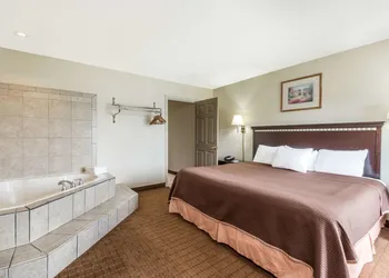 Howard Johnson by Wyndham Springfield hotel thumbnail 7