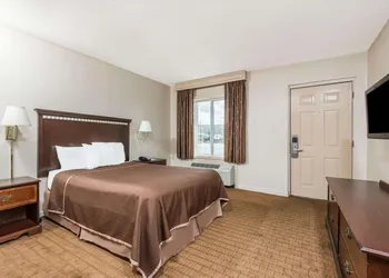 Howard Johnson by Wyndham Springfield hotel thumbnail 8