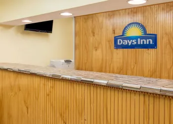 Days Inn & Suites by Wyndham Dayton North hotel thumbnail 2