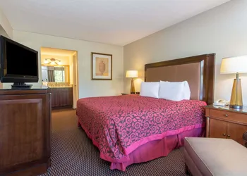 Days Inn & Suites by Wyndham Dayton North hotel thumbnail 4