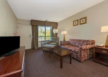 Days Inn & Suites by Wyndham Dayton North hotel thumbnail 5