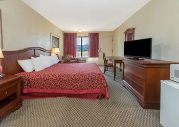 Days Inn & Suites by Wyndham Dayton North hotel thumbnail 8