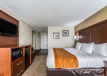 Comfort Inn & Suites Dayton North hotel thumbnail 8