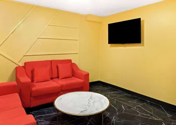 Super 8 by Wyndham Vandalia/Dayton International Airport hotel thumbnail 2