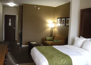 Comfort Suites Dover University Area hotel thumbnail 4