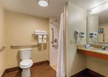 Comfort Inn & Suites Milford hotel thumbnail 5