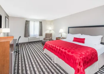 Ramada by Wyndham Springfield North hotel thumbnail 3