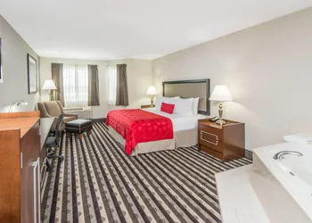 Ramada by Wyndham Springfield North hotel thumbnail 6