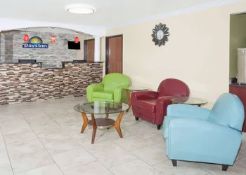 Days Inn by Wyndham Springfield hotel thumbnail 2